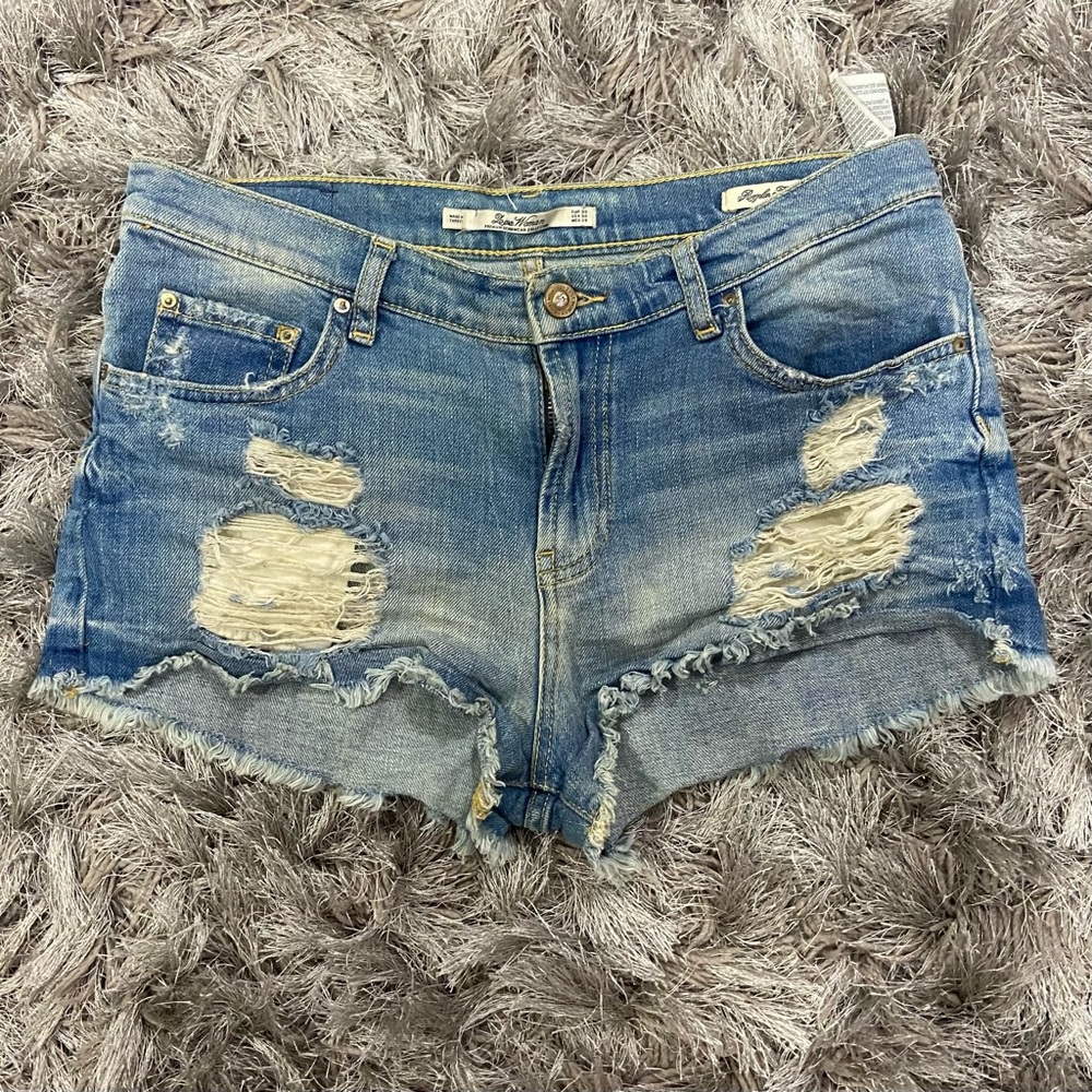 Leara Woman blue distressed cut off fringed edged shots. Size 6. Used.